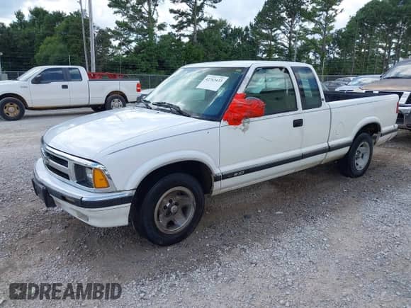 1995 Chevrolet S-10 LS with VIN 1GCCS19Z0S8245450, listed as a IAAI auction lot 42763433 with 126,300 mi miles and . Bid and sale history available at DreamBid. Image 2.