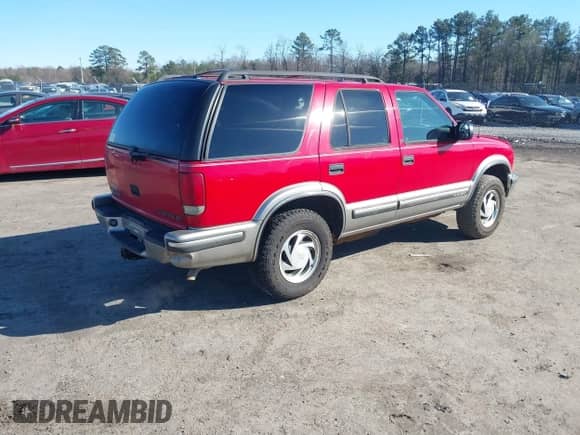 1999 Chevrolet Blazer LS z VIN 1GNDT13W2X2163804, wystawiony jako IAAI lot #41527624 z przebiegiem 185 151 mil mil oraz . Historia ofert i sprzedaży dostępna na DreamBid. Obrazek 4.
