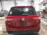 2018 Volkswagen Tiguan S с VIN 3VV0B7AX5JM104191, выставлен на аукционе IAAI как лот 42492503 с пробегом 96 339 миль миль и . История ставок и продаж доступна на DreamBid. Изображение 16.