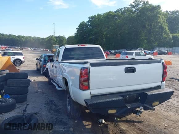 2007 Chevrolet Silverado 2500HD LT3 z VIN 1GCHK23DX7F144198, wystawiony jako IAAI lot #42725125 z przebiegiem 270 886 mil mil oraz . Historia ofert i sprzedaży dostępna na DreamBid. Obrazek 3.