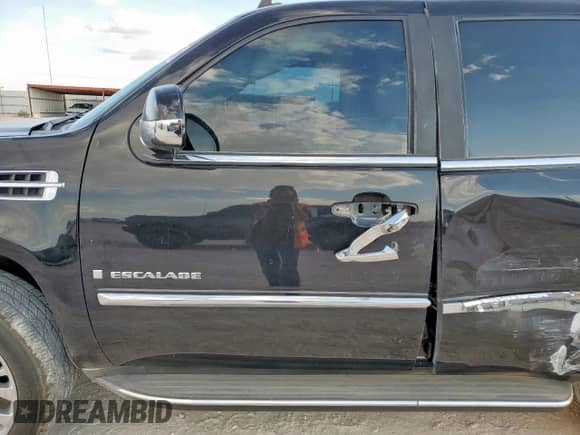 2008 Cadillac Escalade z VIN 1GYFK63838R199555, wystawiony jako Copart lot #70779115 z przebiegiem 220 787 mil mil oraz Szkoda całkowita • Salvage title. Historia ofert i sprzedaży dostępna na DreamBid. Obrazek 7.