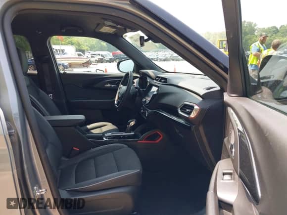2023 Chevrolet TrailBlazer RS z VIN KL79MUSL8PB127178, wystawiony jako IAAI lot #42447450 z przebiegiem 37 745 mil mil oraz . Historia ofert i sprzedaży dostępna na DreamBid. Obrazek 5.