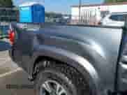 2019 Toyota Tacoma SR5 z VIN 3TMCZ5AN2KM231203, wystawiony jako IAAI lot #43203975 z przebiegiem 61 168 mil mil oraz . Historia ofert i sprzedaży dostępna na DreamBid. Obrazek 14.