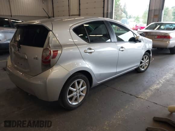 2013 Toyota Prius One z VIN JTDKDTB31D1055630, wystawiony jako IAAI lot #43197126 z przebiegiem 113 286 mil mil oraz . Historia ofert i sprzedaży dostępna na DreamBid. Obrazek 4.