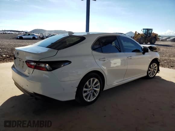 2021 Toyota Camry LE z VIN 4T1C11AK8MU592841, wystawiony jako Copart lot #80347815 z przebiegiem 135 593 mil mil oraz Szkoda całkowita • Salvage title. Historia ofert i sprzedaży dostępna na DreamBid. Obrazek 3.