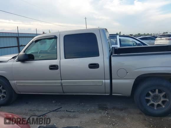 2005 Chevrolet Silverado 1500 LS z VIN 2GCEC13T751140812, wystawiony jako IAAI lot #43263673 z przebiegiem 306 425 mil mil oraz . Historia ofert i sprzedaży dostępna na DreamBid. Obrazek 15.