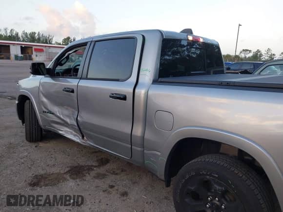 2025 Ram 1500 Big Horn z VIN 1C6RREFG9SN527515, wystawiony jako IAAI lot #41952115 z przebiegiem 8 009 mil mil oraz . Historia ofert i sprzedaży dostępna na DreamBid. Obrazek 6.