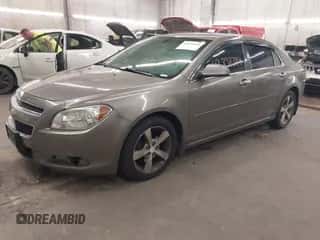 2012 Chevrolet Malibu 1LT z VIN 1G1ZC5E06CF218586, wystawiony jako IAAI lot #42838384 z przebiegiem 183 069 mil mil oraz . Historia ofert i sprzedaży dostępna na DreamBid. Obrazek 2.