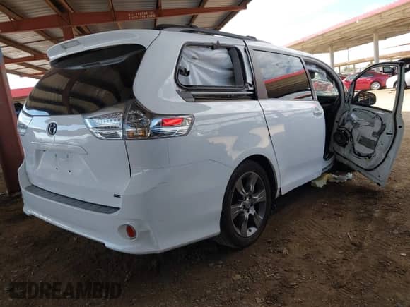 2016 Toyota Sienna SE with VIN 5TDXK3DC6GS741047, listed as a IAAI auction lot 43408563 with 121,533 mi miles and . Bid and sale history available at DreamBid. Image 4.