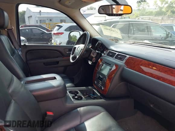 2011 Chevrolet Tahoe LT with VIN 1GNSKBE05BR135228, listed as a IAAI auction lot 42695981 with 106,281 mi miles and . Bid and sale history available at DreamBid. Image 5.