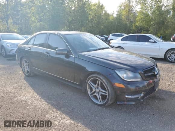 2014 Mercedes-Benz C 300 Sport z VIN WDDGF8AB3EG196970, wystawiony jako Copart lot #69400525 z przebiegiem 323 294 mil mil oraz Czysty tytuł • Clean title. Historia ofert i sprzedaży dostępna na DreamBid. Obrazek 4.