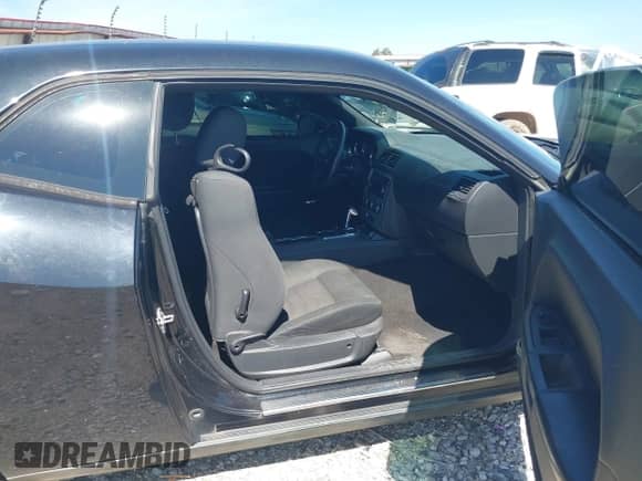 2009 Dodge Challenger SE with VIN 2B3LJ44V39H609889, listed as a IAAI auction lot 43322010 with 176,988 mi miles and . Bid and sale history available at DreamBid. Image 5.