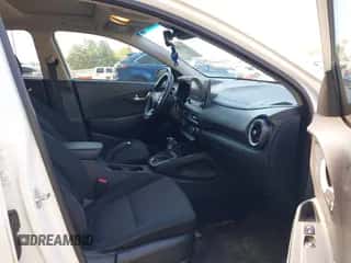 2023 Hyundai Kona SEL z VIN KM8K3CAB0PU048095, wystawiony jako IAAI lot #43136086 z przebiegiem 83 884 mil mil oraz . Historia ofert i sprzedaży dostępna na DreamBid. Obrazek 5.