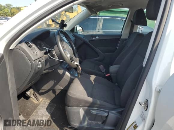 2017 Volkswagen Tiguan S с VIN WVGAV7AX6HK049404, выставлен на аукционе Copart как лот 69989865 с пробегом 93 717 миль миль и Списание • Salvage title. История ставок и продаж доступна на DreamBid. Изображение 7.