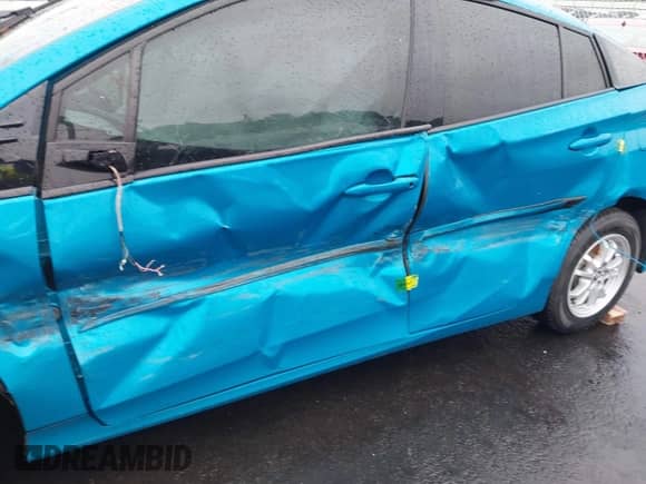 2018 Toyota Prius Plus z VIN JTDKARFP7J3070223, wystawiony jako IAAI lot #42922283 z przebiegiem 65 134 mil mil oraz . Historia ofert i sprzedaży dostępna na DreamBid. Obrazek 19.