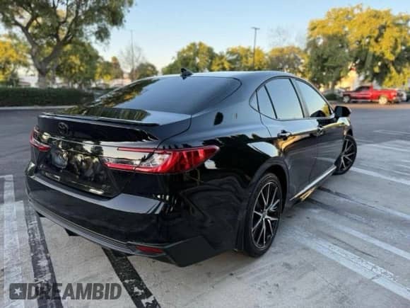 2025 Toyota Camry LE z VIN 4T1DAACK7SU086710, wystawiony jako Copart lot #90877725 z przebiegiem 11 361 mil mil oraz Szkoda całkowita • Salvage title. Historia ofert i sprzedaży dostępna na DreamBid. Obrazek 4.