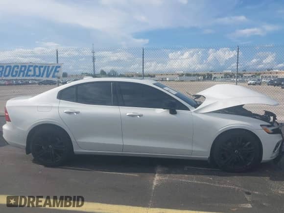 2024 Volvo S60 Plus Black Edition z VIN 7JRL12FH6RG300005, wystawiony jako IAAI lot #42988307 z przebiegiem 14 599 mil mil oraz . Historia ofert i sprzedaży dostępna na DreamBid. Obrazek 13.