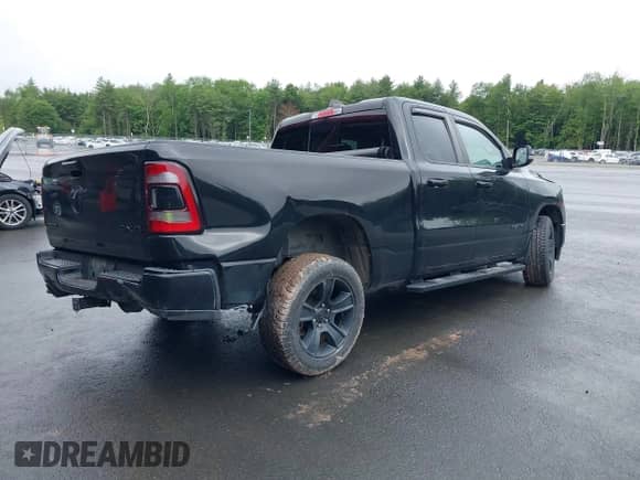 2020 Ram 1500 Big Horn z VIN 1C6SRFBT0LN242228, wystawiony jako IAAI lot #42426385 z przebiegiem 95 278 mil mil oraz . Historia ofert i sprzedaży dostępna na DreamBid. Obrazek 4.