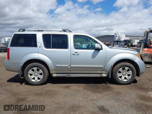 2005 Nissan Pathfinder SE z VIN 5N1AR18W85C708863, wystawiony jako IAAI lot #42585381 z przebiegiem 145 851 mil mil oraz . Historia ofert i sprzedaży dostępna na DreamBid. Obrazek 13.