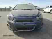 2012 Chevrolet Sonic LT z VIN 1G1JD6SHXC4211713, wystawiony jako Copart lot #79722584 z przebiegiem 80 258 mil mil oraz Czysty tytuł • Clean title. Historia ofert i sprzedaży dostępna na DreamBid. Obrazek 5.