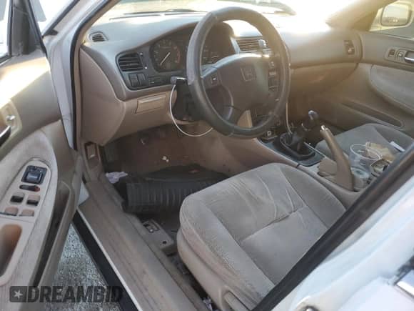 1997 Honda Accord LX с VIN 1HGCD5531VA242736, выставлен на аукционе Copart как лот 87455384 с пробегом 270 846 миль миль и Списание • Salvage title. История ставок и продаж доступна на DreamBid. Изображение 8.