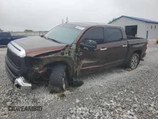 2017 Toyota Tundra Platinum с VIN 5TFAY5F10HX606671, выставлен на аукционе Copart как лот 58324935 с пробегом 137 112 миль миль и Списание • Salvage title. История ставок и продаж доступна на DreamBid. Изображение 1.