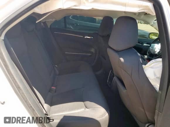 2023 Chrysler 300 Touring z VIN 2C3CCAAG9PH677094, wystawiony jako Copart lot #71421315 z przebiegiem 31 196 mil mil oraz Czysty tytuł • Clean title. Historia ofert i sprzedaży dostępna na DreamBid. Obrazek 10.