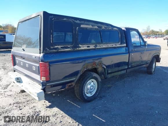 1985 Ford F-150 z VIN 2FTDF15Y1FCA74680, wystawiony jako IAAI lot #43451603 z przebiegiem 74 615 mil mil oraz . Historia ofert i sprzedaży dostępna na DreamBid. Obrazek 4.
