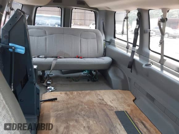 2006 Chevrolet Express Passenger с VIN 1GAHG35U161199048, выставлен на аукционе IAAI как лот 42808701 с пробегом 146 624 миль миль и . История ставок и продаж доступна на DreamBid. Изображение 7.