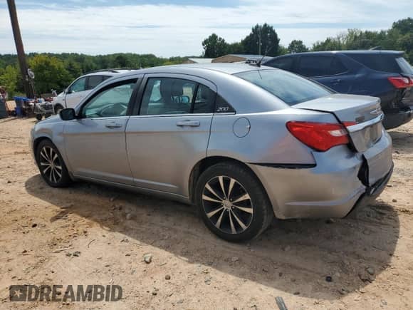 2014 Chrysler 200 Touring z VIN 1C3CCBBG8EN120167, wystawiony jako Copart lot #70283545 z przebiegiem 170 669 mil mil oraz Szkoda całkowita • Salvage title. Historia ofert i sprzedaży dostępna na DreamBid. Obrazek 2.