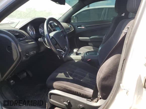 2012 Chrysler 300 S z VIN 2C3CCABG3CH217308, wystawiony jako Copart lot #65479255 z przebiegiem 161 010 mil mil oraz Szkoda całkowita • Salvage title. Historia ofert i sprzedaży dostępna na DreamBid. Obrazek 7.