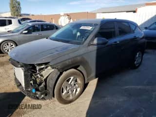2024 Hyundai Kona Essential с VIN KM8HA3AB9RU099629, выставлен на аукционе Copart как лот 82632094 с пробегом 4 966 миль миль и Списание • Salvage title. История ставок и продаж доступна на DreamBid. Изображение 1.