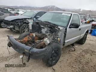 1996 Chevrolet S-10 LS z VIN 1GCDT14W5T8193832, wystawiony jako Copart lot #47876805 z przebiegiem 255 857 mil mil oraz Szkoda całkowita • Salvage title. Historia ofert i sprzedaży dostępna na DreamBid. Obrazek 1.