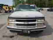 1998 Chevrolet Tahoe z VIN 1GNEK13R7WJ348565, wystawiony jako Copart lot #53375725 z przebiegiem 176 919 mil mil oraz Szkoda całkowita • Salvage title. Historia ofert i sprzedaży dostępna na DreamBid. Obrazek 5.