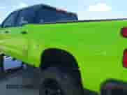 2022 Chevrolet Silverado 1500 RST z VIN 1GCUDEED7NZ585337, wystawiony jako IAAI lot #42092773 z przebiegiem 37 402 mil mil oraz . Historia ofert i sprzedaży dostępna na DreamBid. Obrazek 18.