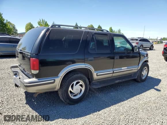 1999 Chevrolet Blazer LT z VIN 1GNDT13W4X2248675, wystawiony jako Copart lot #59103635 z przebiegiem 105 827 mil mil oraz Szkoda całkowita • Salvage title. Historia ofert i sprzedaży dostępna na DreamBid. Obrazek 3.