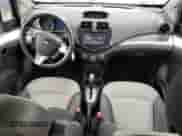 2015 Chevrolet Spark LT z VIN KL8CF6S98FC766780, wystawiony jako Copart lot #77687554 z przebiegiem 59 092 mil mil oraz Szkoda całkowita • Salvage title. Historia ofert i sprzedaży dostępna na DreamBid. Obrazek 8.