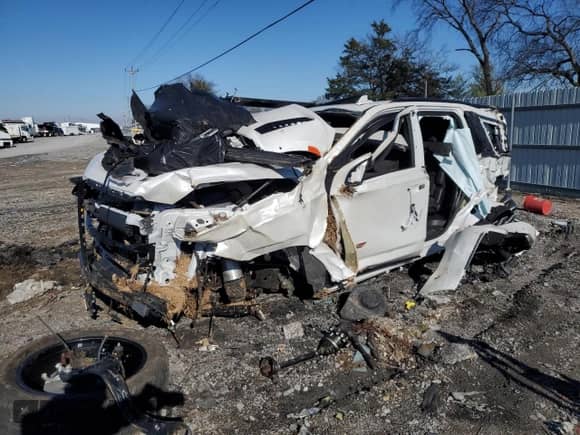 2024 Cadillac Escalade AWD V-Series z VIN 1GYS4HK95RR252207, wystawiony jako Copart lot #87811035 z przebiegiem Nie podano mil oraz Nie do naprawy • Non repairable. Historia ofert i sprzedaży dostępna na DreamBid. Obrazek 1.