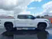 2024 Toyota Tundra Limited z VIN 5TFWA5DB9RX217552, wystawiony jako IAAI lot #41588555 z przebiegiem 3 216 mil mil oraz . Historia ofert i sprzedaży dostępna na DreamBid. Obrazek 13.