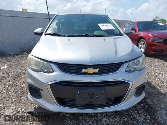 2017 Chevrolet Sonic LS z VIN 1G1JB5SH8H4155018, wystawiony jako IAAI lot #42830892 z przebiegiem 87 888 mil mil oraz . Historia ofert i sprzedaży dostępna na DreamBid. Obrazek 13.