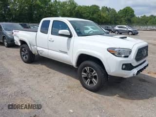 2019 Toyota Tacoma SR5 z VIN 5TFSZ5AN0KX188082, wystawiony jako IAAI lot #43005858 z przebiegiem 78 459 mil mil oraz . Historia ofert i sprzedaży dostępna na DreamBid. Obrazek 1.