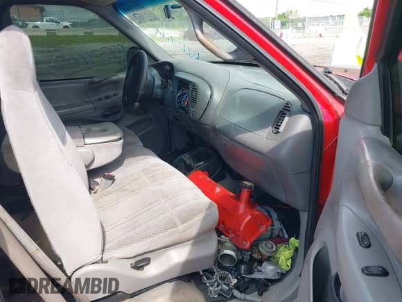 1997 Ford F-150 XL z VIN 1FTEX17L4VNB93416, wystawiony jako IAAI lot #42237664 z przebiegiem 317 903 mil mil oraz . Historia ofert i sprzedaży dostępna na DreamBid. Obrazek 5.