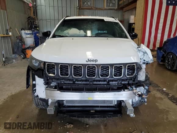 2024 Jeep Compass Latitude Lux с VIN 3C4NJDFN7RT132380, выставлен на аукционе Copart как лот 65457005 с пробегом 8 257 миль миль и Списание • Salvage title. История ставок и продаж доступна на DreamBid. Изображение 5.