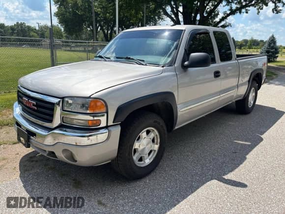 2004 GMC Sierra 1500 SLT z VIN 2GTEK19T341227163, wystawiony jako Copart lot #80357835 z przebiegiem 211 858 mil mil oraz Czysty tytuł • Clean title. Historia ofert i sprzedaży dostępna na DreamBid. Obrazek 2.