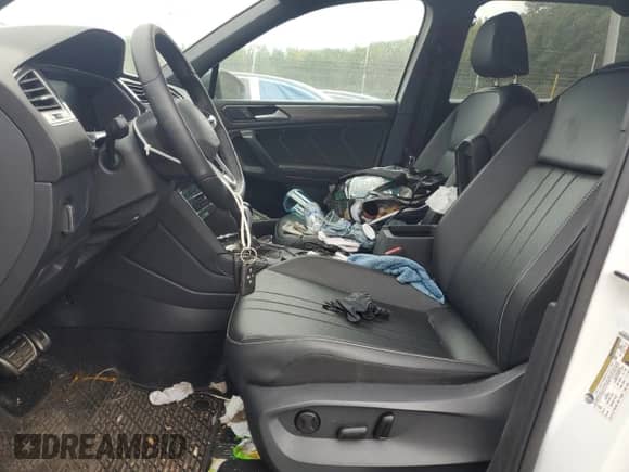 2024 Volkswagen Tiguan SE R-Line Black с VIN 3VV8B7AXXRM194808, выставлен на аукционе Copart как лот 85098635 с пробегом 8 451 миль миль и Списание • Salvage title. История ставок и продаж доступна на DreamBid. Изображение 7.