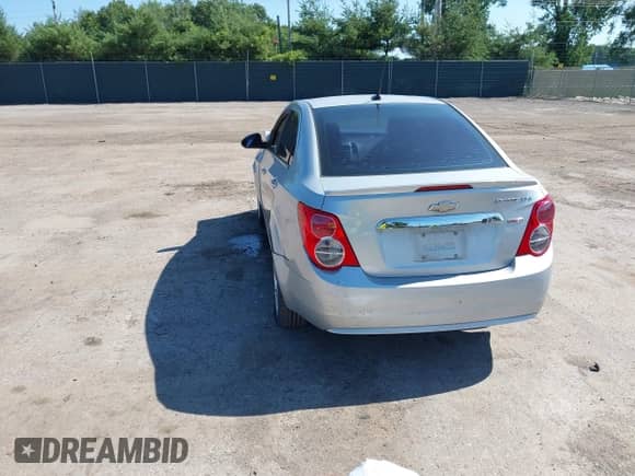 2013 Chevrolet Sonic LTZ z VIN 1G1JE5SB2D4105616, wystawiony jako IAAI lot #42646278 z przebiegiem 134 392 mil mil oraz . Historia ofert i sprzedaży dostępna na DreamBid. Obrazek 3.