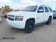 2013 Chevrolet Tahoe LS z VIN 1GNSCAE09DR120953, wystawiony jako IAAI lot #43337822 z przebiegiem 218 955 mil mil oraz . Historia ofert i sprzedaży dostępna na DreamBid. Obrazek 18.