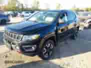 2018 Jeep Compass Trailhawk z VIN 3C4NJDDB4JT231283, wystawiony jako IAAI lot #43371219 z przebiegiem 134 712 mil mil oraz . Historia ofert i sprzedaży dostępna na DreamBid. Obrazek 2.