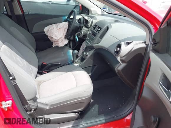 2013 Chevrolet Sonic LS z VIN 1G1JA5SH9D4167238, wystawiony jako IAAI lot #42672505 z przebiegiem 40 964 mil mil oraz . Historia ofert i sprzedaży dostępna na DreamBid. Obrazek 5.