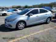 2017 Chevrolet Cruze LS z VIN 3G1BC5SM4HS565006, wystawiony jako Copart lot #85113385 z przebiegiem 60 458 mil mil oraz Szkoda całkowita • Salvage title. Historia ofert i sprzedaży dostępna na DreamBid. Obrazek 1.